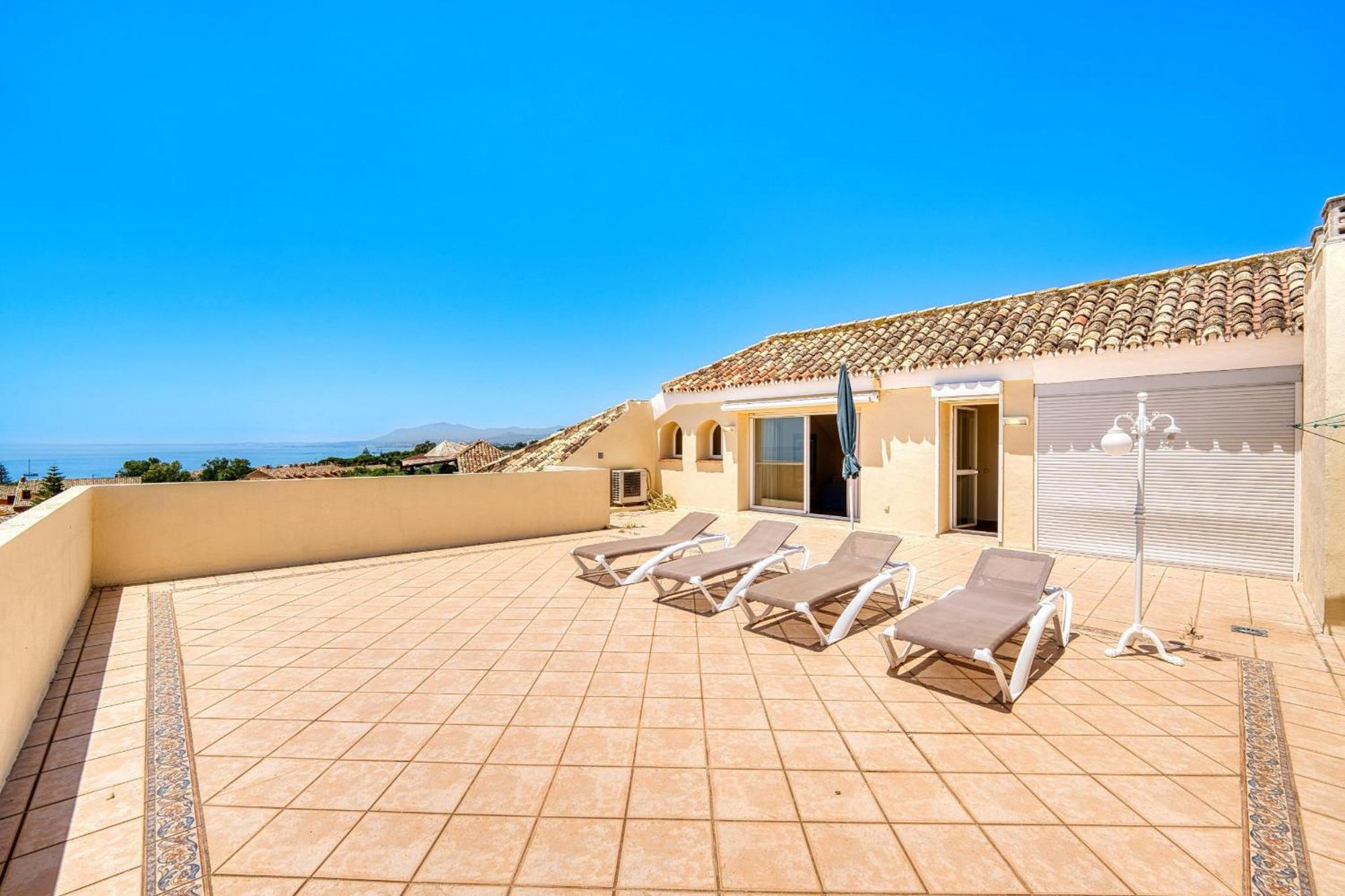 3030 Elegant Beachside Penthouse With Sea Views *