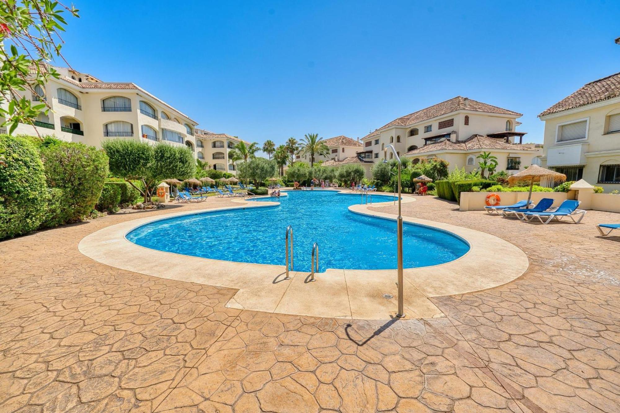 3030 Elegant Beachside Penthouse With Sea Views
