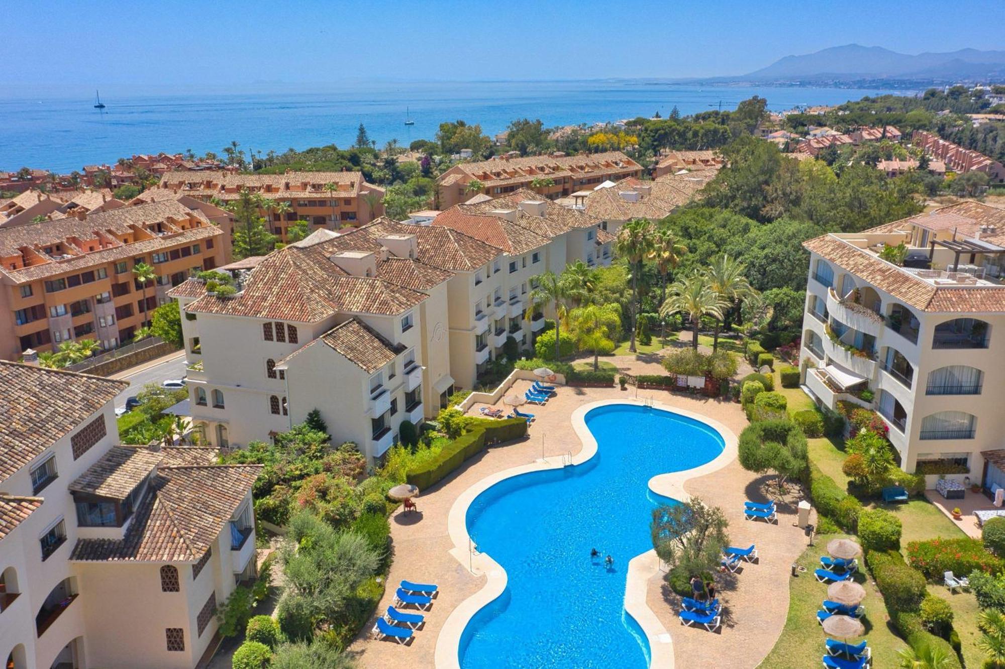 3030 Elegant Beachside Penthouse With Sea Views