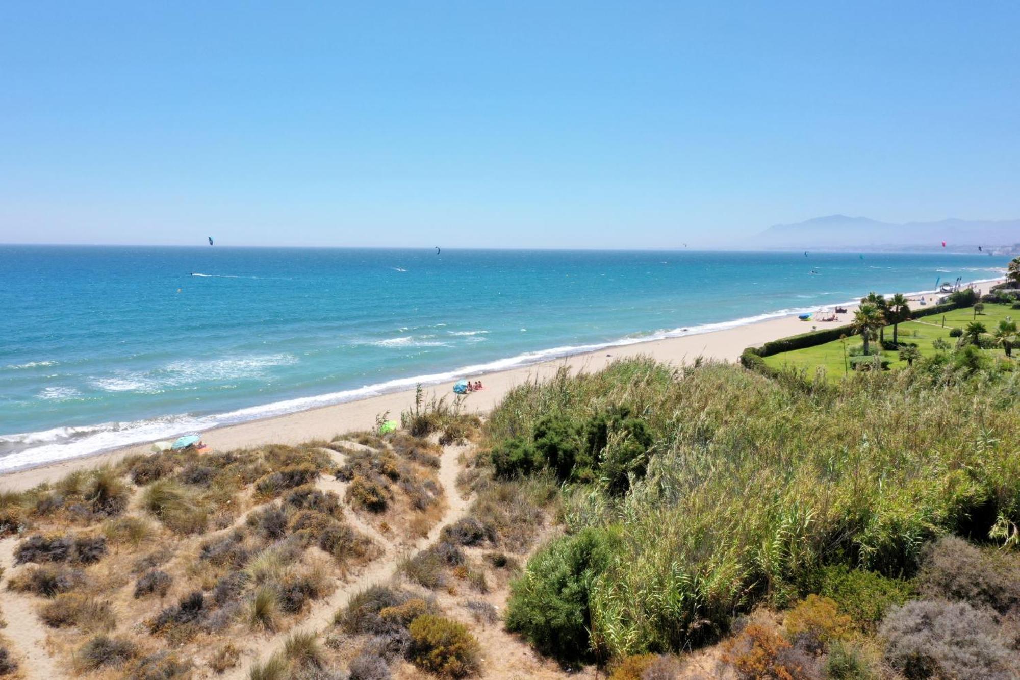 3030 Elegant Beachside Penthouse With Sea Views *